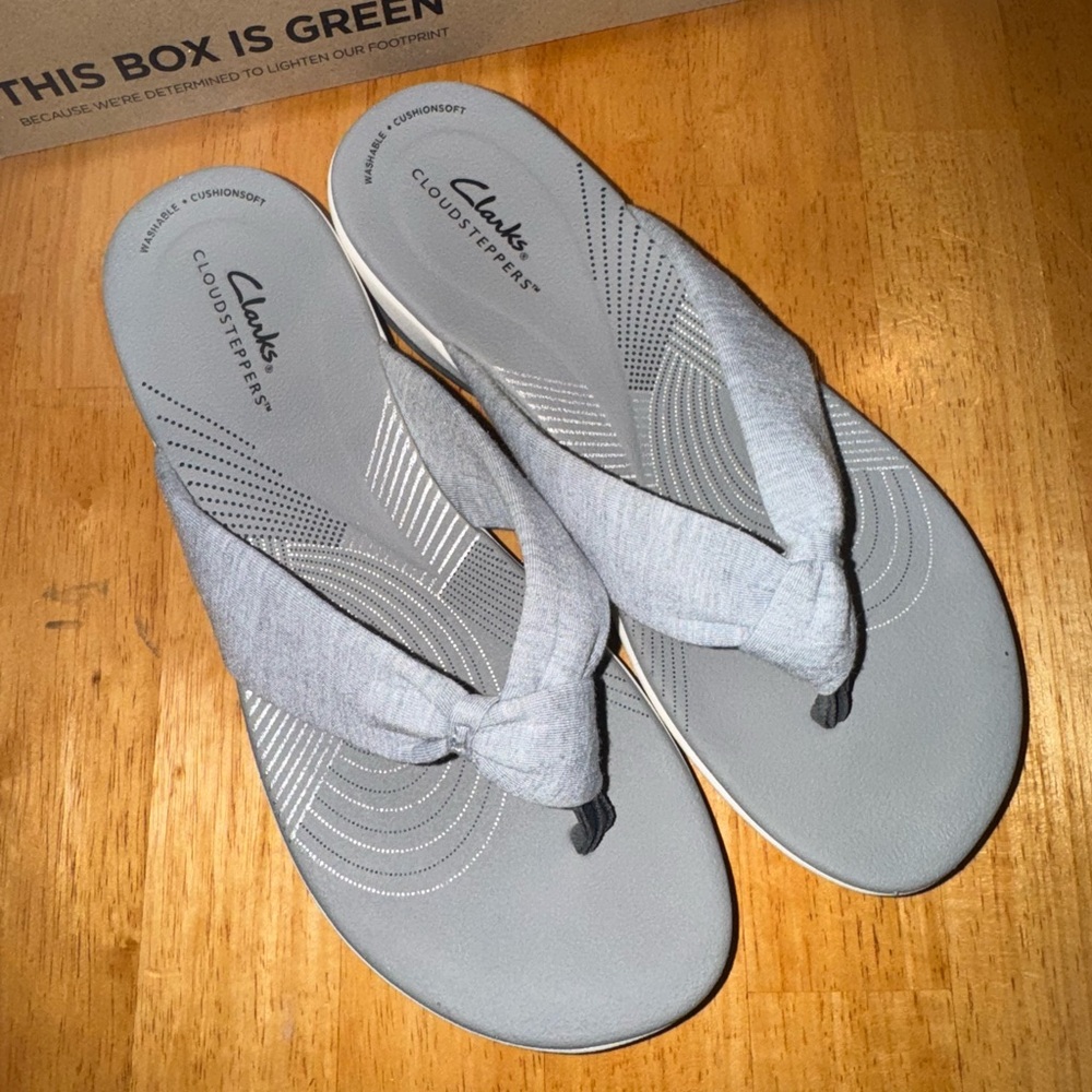 Clarks Cloudsteppers Arla Glison Flip Flops in light grey color